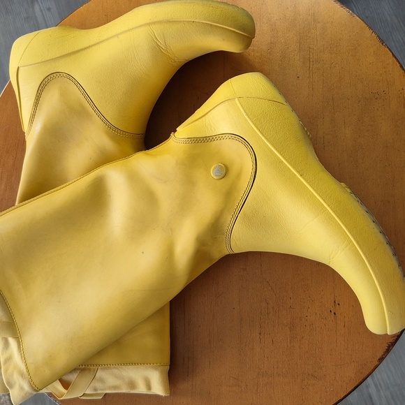 CROCS Yellow Rainfloe Women's Rain Boots. Size 9 - Picture 4 of 11